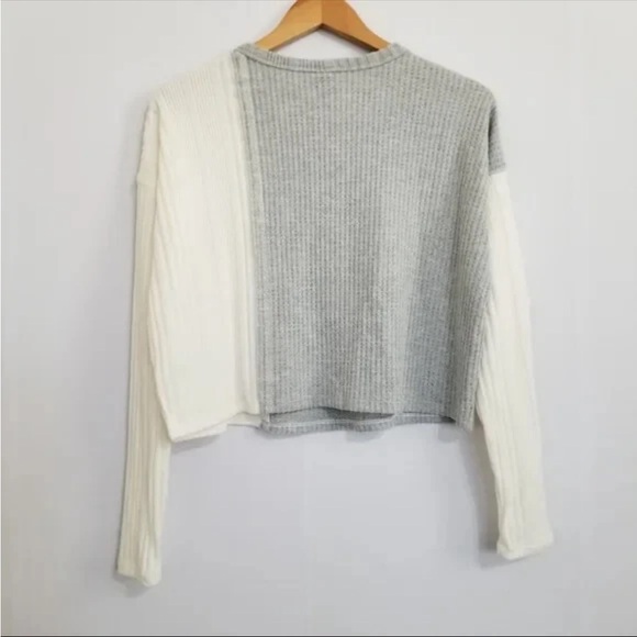 NWT Wild Fable Grey Cream Colorblock Boxy Long Sleeve Top - Picture 3 of 5